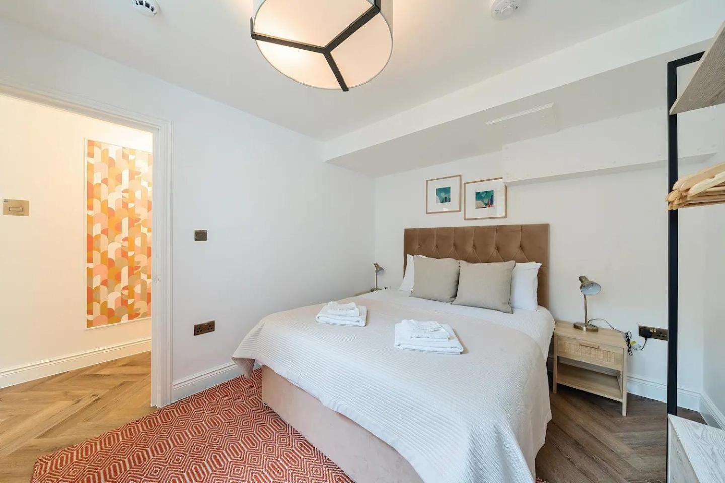 Appartement Pass The Keys Stylish Flat With Courtyard *